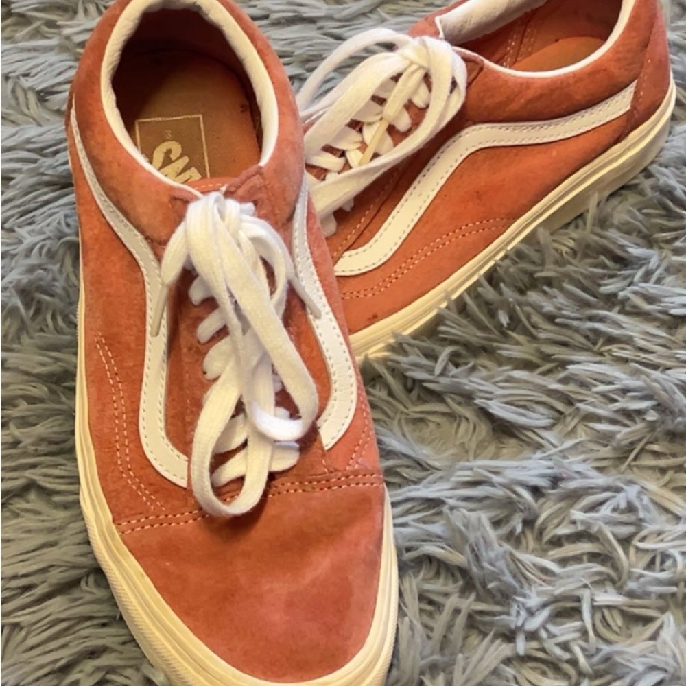 Pink Suede Vans Women’s size 9 
Hardly worn, very nice condition still.
